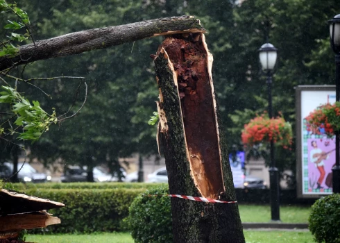 Vētras un stiprā lietus postījumi Neatkarības laukumā.