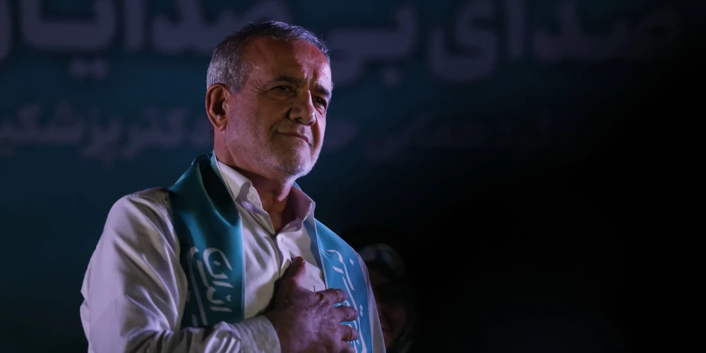 Irānas prezidenta vēlēšanās uzvarējušais reformists Masuds Pezeškiāns otrdien parlamentā svinīgā ceremonijā, piedaloties ārvalstu amatpersonām, nodeva prezidenta amata zvērestu.