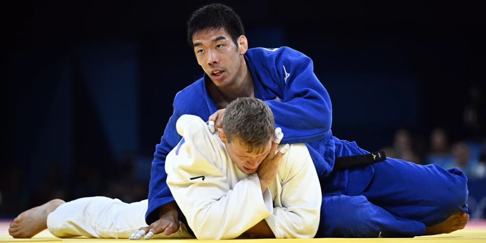 Takanori Nagase, veicot žņaugšanas paņēmienu.