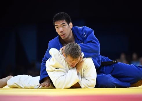 Takanori Nagase, veicot žņaugšanas paņēmienu.