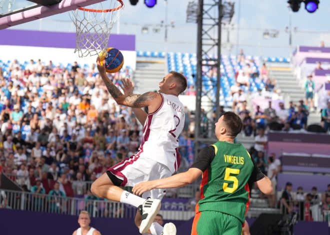 Latvijas 3x3 basketbolisti Parīzes olimpiskās spēles sāk ar pārliecinošu uzvaru pār Lietuvu