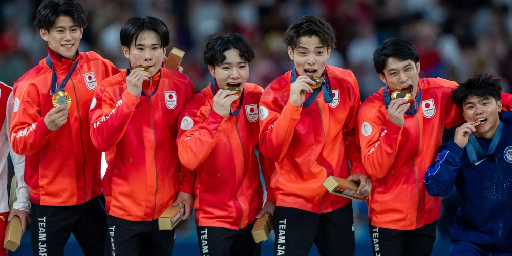 Japānas sportisti ar zelta medaļām.