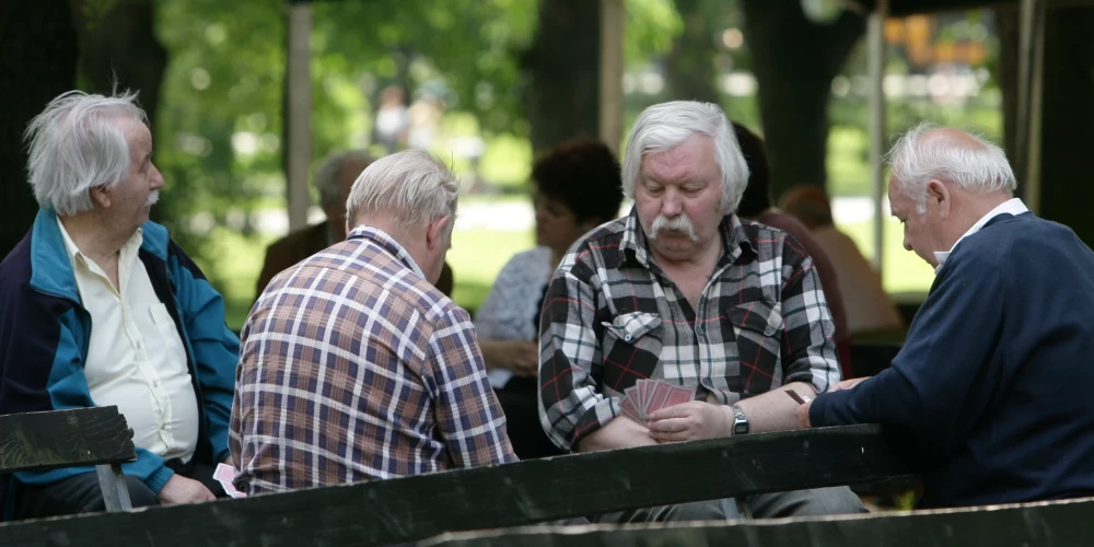 Pensionāri Vērmaņdārzā.