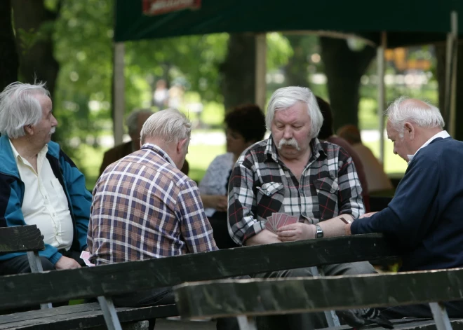 Arvien biežāk iedzīvotāji turpina strādāt arī pēc pensionēšanās vecuma sasniegšanas