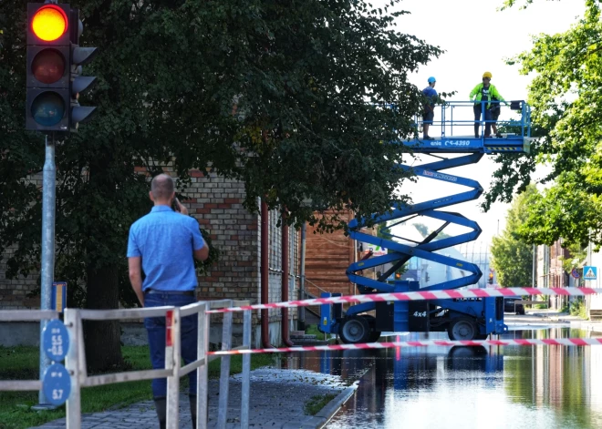 Lai iepazītos ar vētras un plūdu seku novēršanu pilsētā, šodien Jelgavu apmeklēja Valsts prezidents Edgars Rinkēvičs.