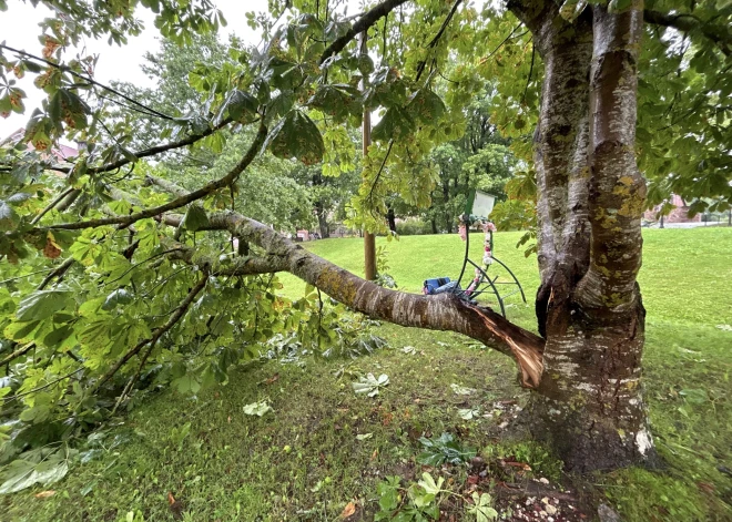 Cīnoties ar vētras sekām, 63 gadus vecs vīrietis kritis no liela augstuma. Ārsti atgādina: bez droša aprīkojuma sekas var būt traģiskas