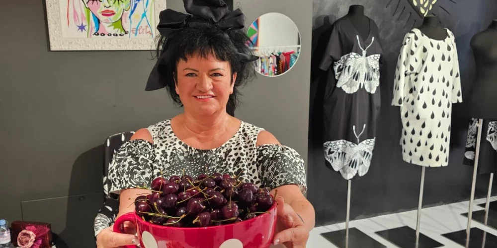 Gaviļniece Elita Patmalniece, saposusies pa nakti uzšūtajā kleitā, savā dzimšanas dienā rosījās galerijā "Putti", kur uzņēma viesos arī savus gaviļdienas sveicējus.