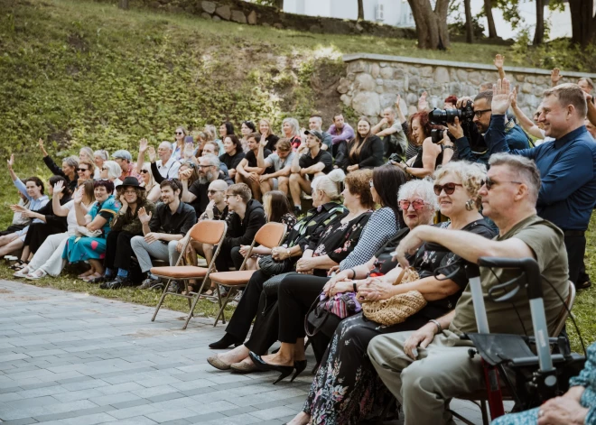 30. jūlijā ar kopsapulci par jaunās sezonas iecerēm un tradicionālo fotografēšanos pie Krodera ābeles jau ar atjaunoto teātra ēku fonā Valmieras teātris uzsāk savu 102. sezonu.