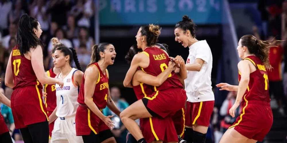 Spānijas izlase priecājas par uzvaru iekļūšanu ceturtdaļfinālā (foto: Baloncesto España)