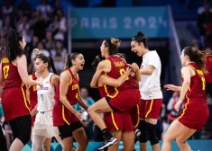 Spānijas izlase priecājas par uzvaru iekļūšanu ceturtdaļfinālā (foto: Baloncesto España)