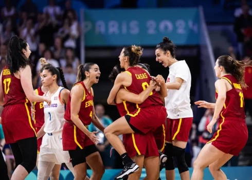 Spānijas izlase priecājas par uzvaru iekļūšanu ceturtdaļfinālā (foto: Baloncesto España)