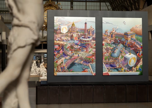 Parīzes Olimpisko spēļu oficiālais plakāts, ko medaļu ieguvēji saņem dāvanā.