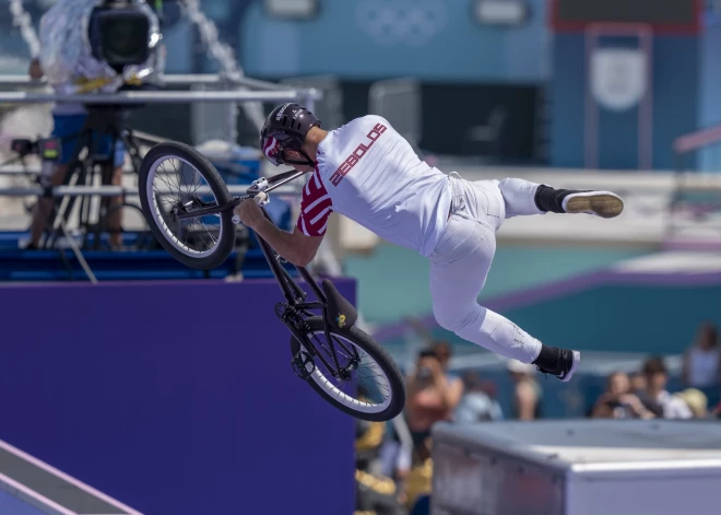 Latvijas sportists Ernests Zēbolds trešdien izcīnīja astoto vietu Parīzes olimpisko spēļu BMX frīstaila "park" disciplīnā.