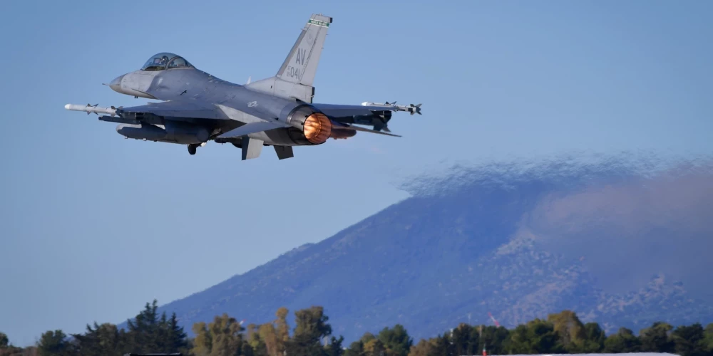 F-16 iznīcinātājs.
