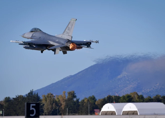 Ukrainas bruņotie spēki saņēmuši pirmo iznīcinātāju F-16 no Rietumu sabiedrotajiem