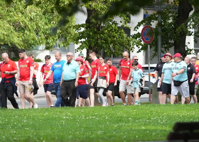 Fani dodās skatīties "Auda" spēli pret Ziemeļīrijas vienību.