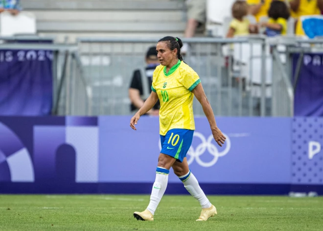 Leģendārā Marta nopelna sarkano kartīti zaudējumā pret Spānijas futbolistēm; Kanāda arī ar 6 atņemtiem punktiem ieklūst ceturtdaļfinālā