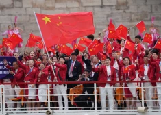 Ķīnas sportistu delegācija Parīzes olimpisko spēļu atklāšanas ceremonijas laikā. 