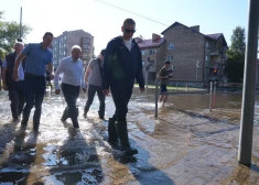 Valsts prezidents Edgars Rinkēvičs apmeklē Jelgavas valstspilsētu un Kalnciema pagastu, lai iepazītos ar vētras un lietavu seku novēršanas darbiem.