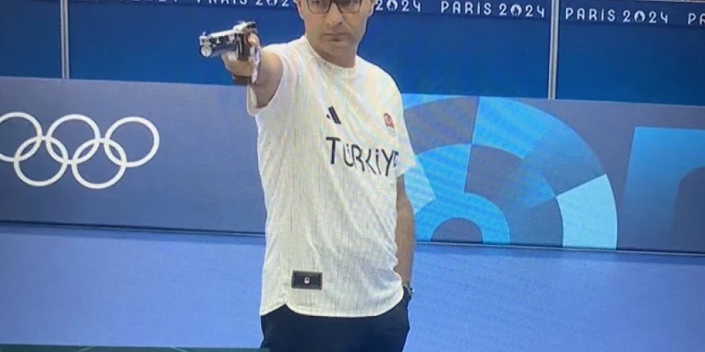 Soctīklis sajūsminājis Jusufs Dikečs, kurš bez jebkādiem ausu un acu speclīdzekļiem vēsā mierā šauj, iebāzis roku kabatā (ekrāuzņēmums no "X")