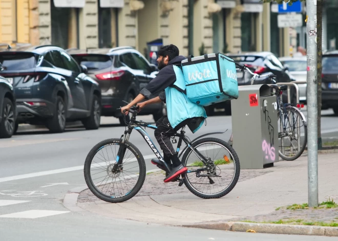 Simtiem indiešu studentu Rīgā strādā par ēdienu piegādes kurjeriem, lai sev varētu nodrošināt ikdienas vajadzības.