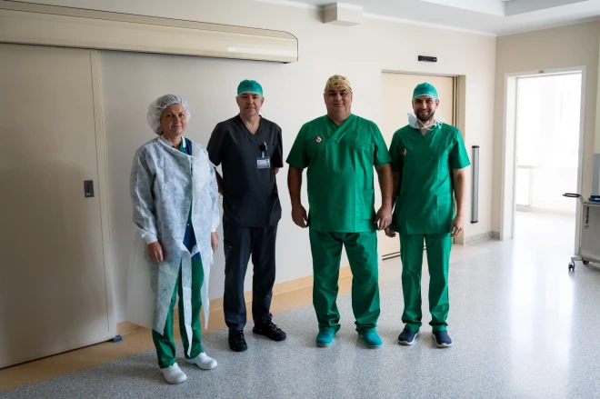 Operācijas komanda. No kreisās: Laila Kulvinska, māsa un Edgars Putka, anesteziologs reanimatologs no Bērnu slimnīcas Anestezioloģijas un intensīvās terapijas klīnikā, Dāvis Ozoliņš, Bērnu neiroloģijas un neiroķirurģijas klīnikas vadītājs un Ritvars Kalniņš, ārsts stažieris klīnikā.