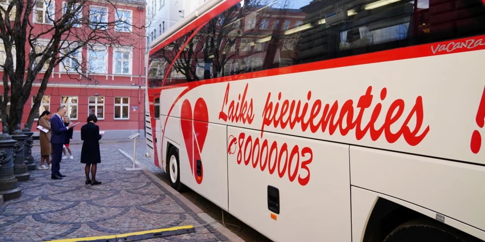 Specializētais Valsts asinsdonoru centra autobuss pie Saeimas nama.