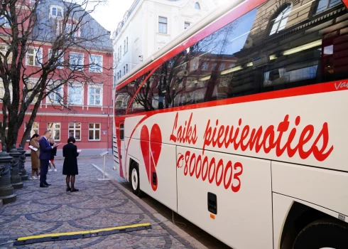 Specializētais Valsts asinsdonoru centra autobuss pie Saeimas nama.