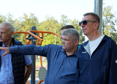 Ринкевич осматривает последствия наводнения в Елгаве.