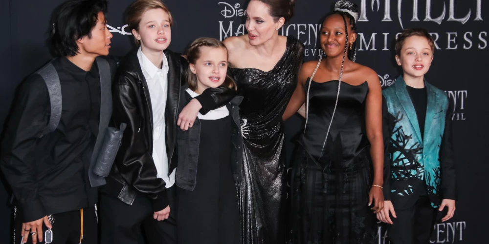 Andželīna Džolija ar bērniem.