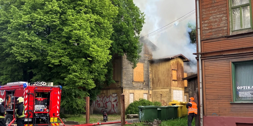 Ugunsgrēks Valmieras un Lienes ielas krustojumā.