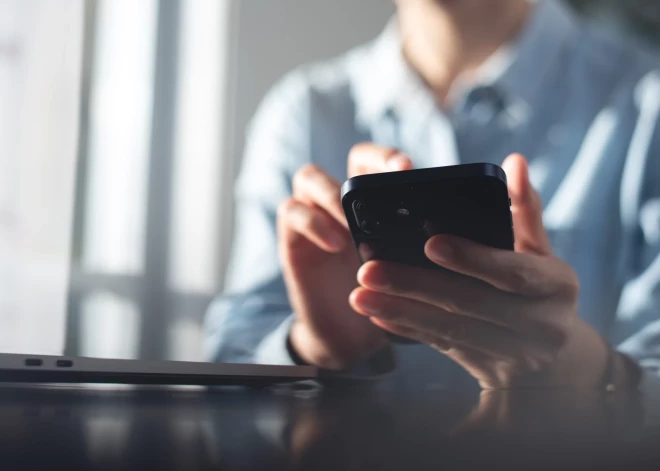 Pirms 10 gadiem mirusī omīte pēkšņi "pasveicina" soctīklos. Kādēļ labāk laikus sakārtot savu mobilo telefona grāmatu