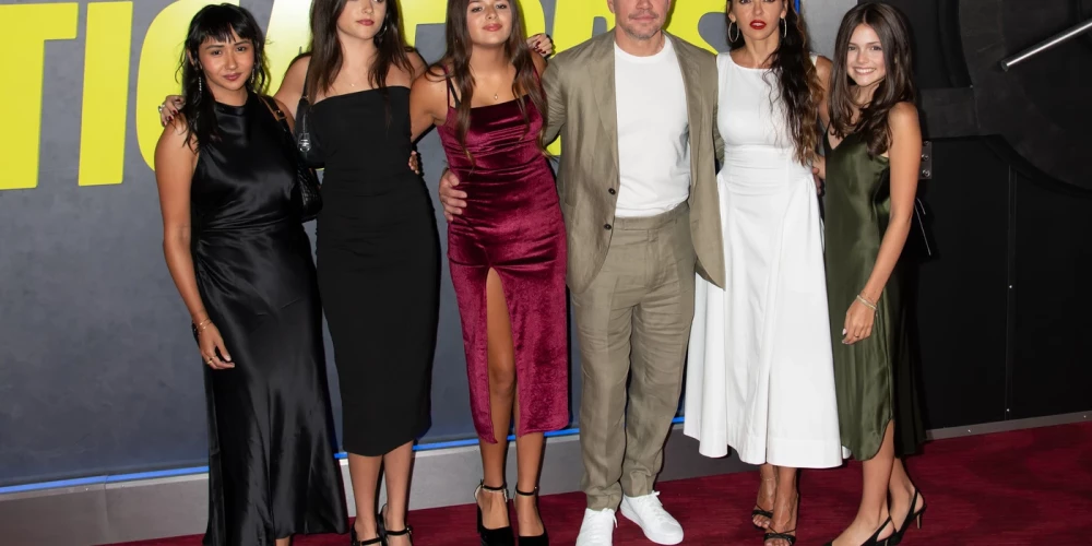 Мэтт Деймон с женой (в белом платье) и дочерьми.