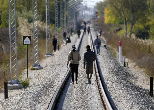 Migranti staigā pa dzelzceļa sliedēm netālu no robežlīnijas starp Serbiju un Ungāriju 2022. gada 20. oktobrī./Ilustratīvs attēls.