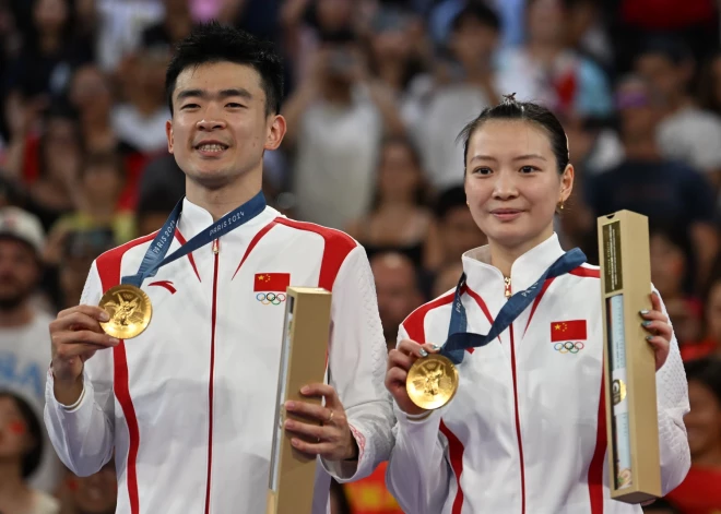 Badmintonā joprojām valda Ķīna, tās duets izcīna zeltu olimpisko spēļu badmintona jauktajās dubultspēlēs