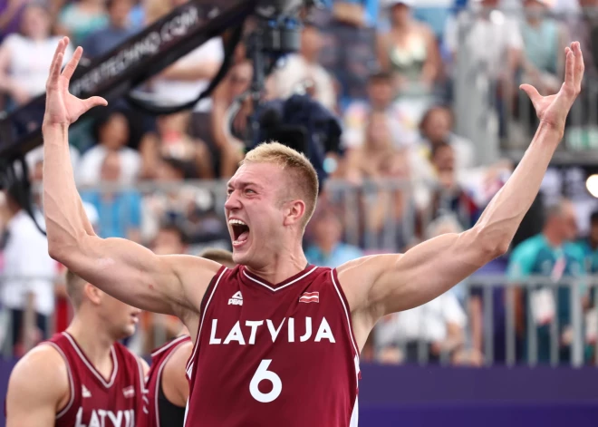 Latvijas 3x3 basketbolistu tālmetienu lietus sakauj arī vareno Serbiju; mūsu vīri jau pusfinālā