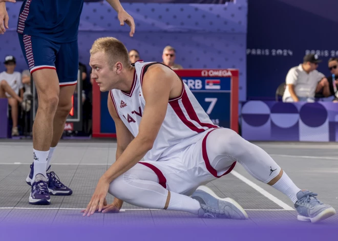 Olimpiskie čempioni Latvijas 3x3 basketbolisti ar Zigmāru Raimo, Franci Lāci, Kārli Lasmani un Nauri Miezi sastāvā piektdien svinēja sesto uzvaru Parīzes olimpisko spēļu turnīra sestajā mačā un jau ir nodrošinājuši vietu pusfinālā.