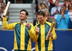 Austrālijas tenisisti Pērss un Ebdens negaidīti izcīna zeltu dubultspēļu sacensībās
