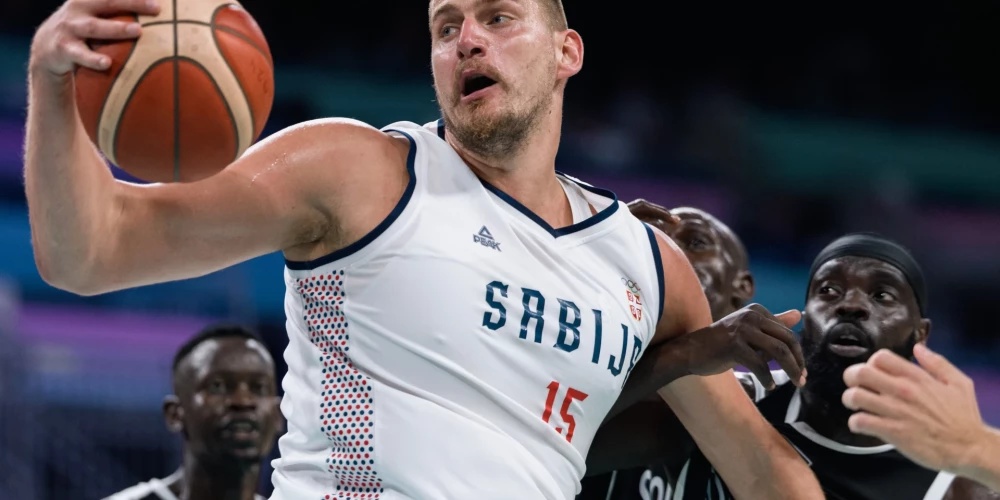 Nikola Jokičs Dienvidsudānas basketbolistu ielenkumā.