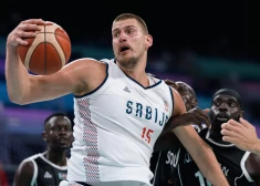 Nikola Jokičs Dienvidsudānas basketbolistu ielenkumā.