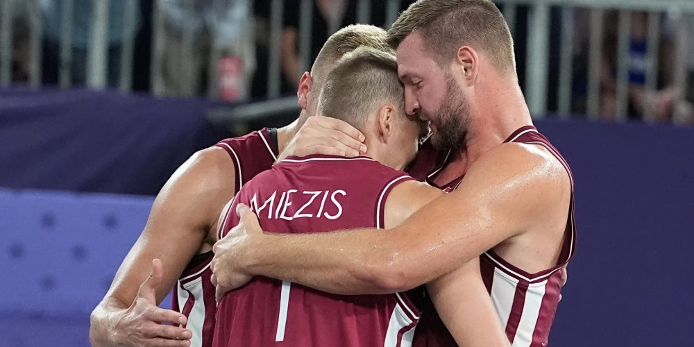 Nauris Miezis komandas biedru apskāvienos. Nauris pagaidām ir 3x3 basketbola olimpiskā turnīra efektīvākais spēlētājs.