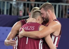 Nauris Miezis komandas biedru apskāvienos. Nauris pagaidām ir 3x3 basketbola olimpiskā turnīra efektīvākais spēlētājs.