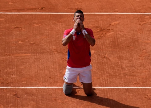 Novāks Džokovičs ļauj vaļu emocijām pēc olimpiskās zelta medaļas izcīnīšanas (foto: Scanpix / AP)