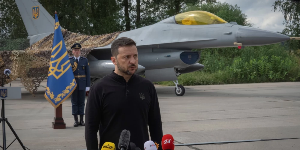 Ukrainas prezidents Volodimirs Zelenskis pie F-16 iznīcinātāja (foto: Scanpix / AP)