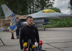 Ukrainas prezidents Volodimirs Zelenskis pie F-16 iznīcinātāja (foto: Scanpix / AP)