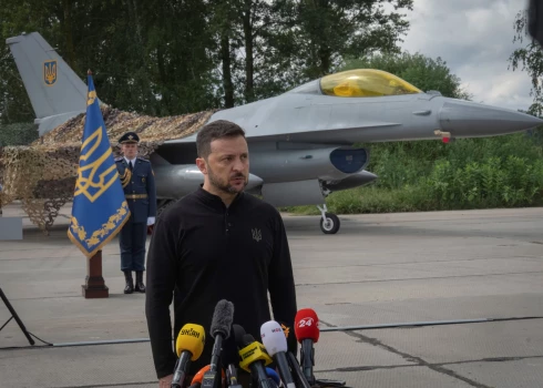 Ukrainas prezidents Volodimirs Zelenskis pie F-16 iznīcinātāja (foto: Scanpix / AP)