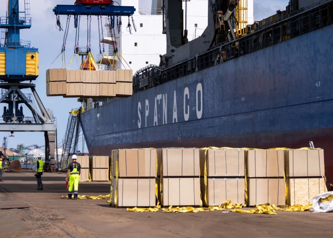 FOTO: Starptautiskais koksnes plātņu ražotājs Kronospan iegādājas kravu termināli Rīgas ostā