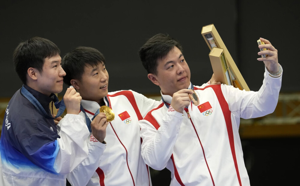 Olimpiādē ātršaušanā triumfē Ķīnas šāvējs Li