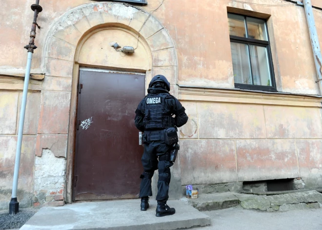 Policija veiksmīgi atbrīvo sievieti, kuru pašas dēls bija sagrābis par ķīlnieci