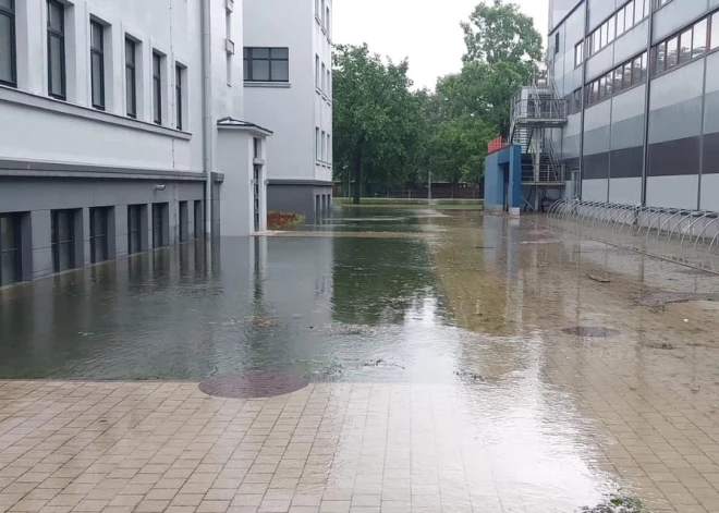 Plūdos smagi cietušajā Jelgavas Valsts ģimnāzijā septembrī mācīties varēs